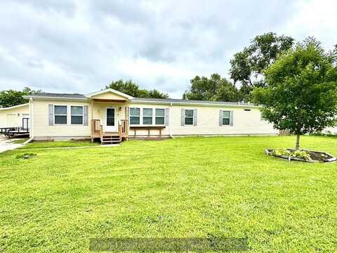 102 Hall St, Phillips, NE 68865