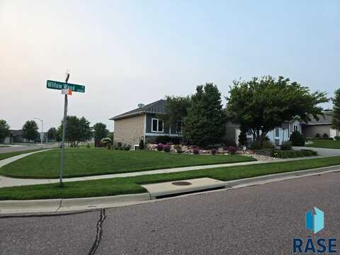 8200 E Willow Wood St, Sioux Falls, SD 57110