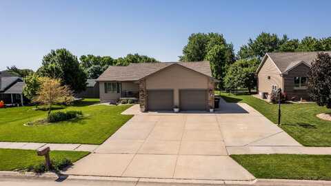 609 Leisure Lane, Hastings, NE 68901
