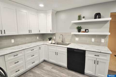 7242 Shamrock Court, Lincoln, NE 68506