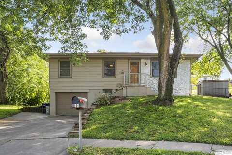 8804 Spaulding Circle, Omaha, NE 68134