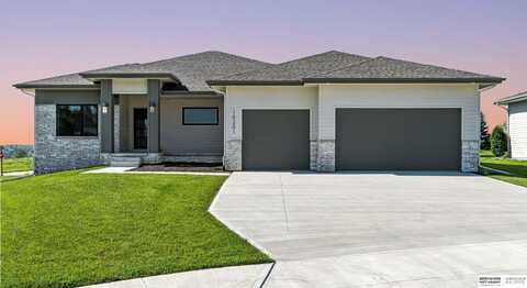 10201 Cove Hollow Drive, Papillion, NE 68046