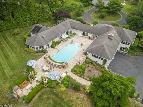 6 Lenape Trl, Gladstone, NJ 07977