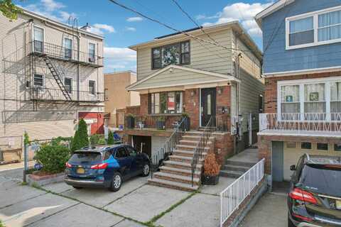 15 LINDEN AVE, Greenville, NJ 07305