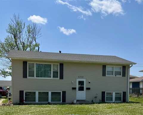 1213 Bowler St, Hiawatha, IA 52233