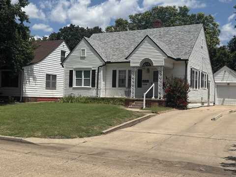 810 S Holyoke Ave, Wichita, KS 67218