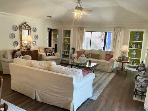 2206 Robbinwood Ln, Longview, TX 75601