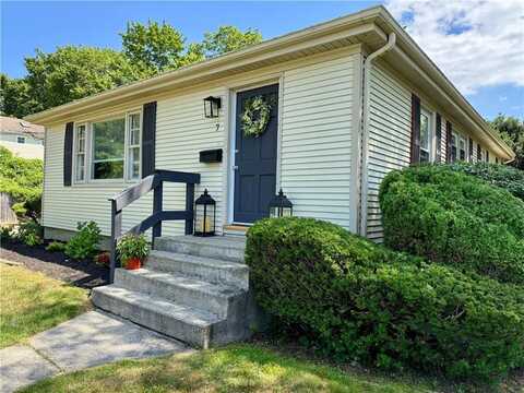 7 Wallis Avenue, Barrington, RI 02806