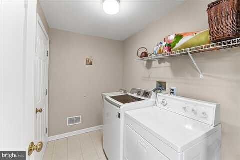 216 WALKER WAY, NEWARK, DE 19711