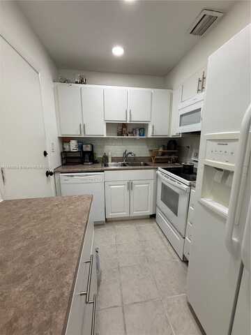 3000 NE 16th Ave, Oakland Park, FL 33334