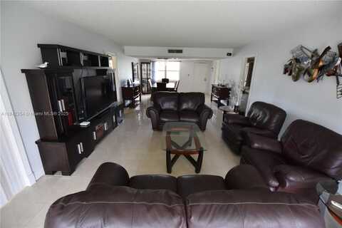 3800 Oaks Clubhouse Dr, Pompano Beach, FL 33069