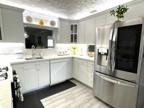 5900 NW 17th Pl, Sunrise, FL 33313