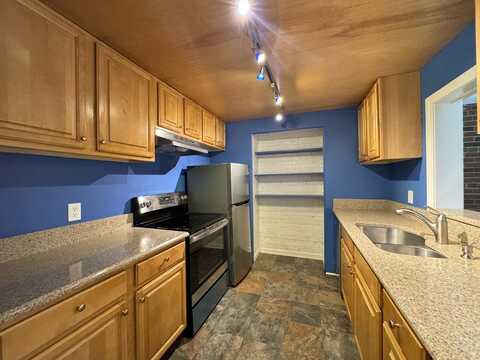 36 Greentree Ln, Weymouth, MA 02190