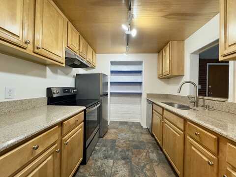 36 Greentree Ln, Weymouth, MA 02190