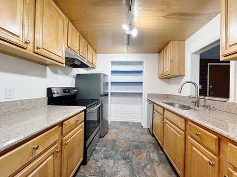 36 Greentree Ln, Weymouth, MA 02190