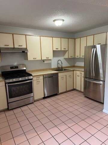 95 Tennis Plaza Rd, Dracut, MA 01826