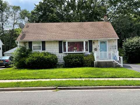 17 Kuhl Avenue, Hicksville, NY 11801