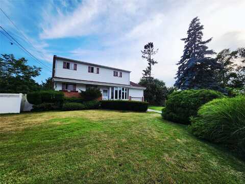 14 Brian Drive, East Islip, NY 11730