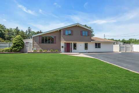 18 Cloverdale Drive, Oakdale, NY 11769