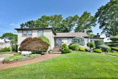 18 Robin Terrace, Massapequa Park, NY 11762