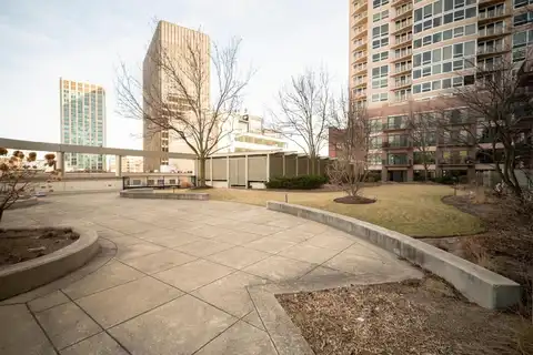 807 Davis Street, Evanston, IL 60201