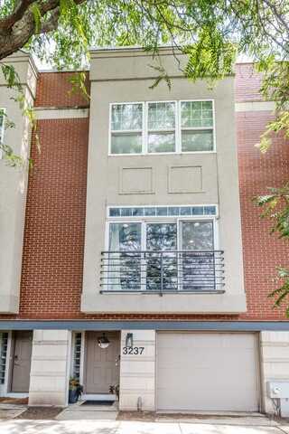 3237 N Ravenswood Avenue, Chicago, IL 60657