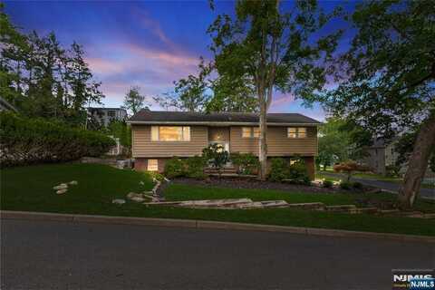 18 Ruth Lane, Demarest, NJ 07627