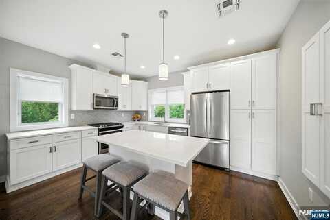 5 Stonybrook Circle, Fairfield, NJ 07004