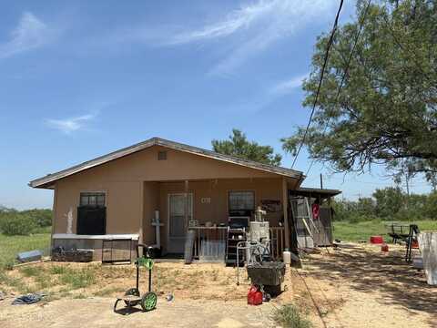 421 Las Tobia Dr, Carrizo Springs, TX 78834