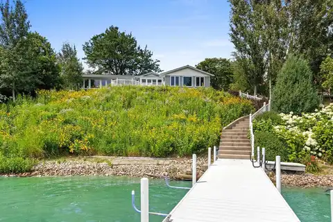 2057 LOST DAUPHIN Road, DE PERE, WI 54115