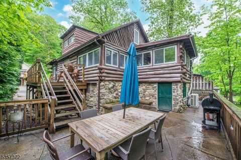 51 Dogwood Ln, West Milford, NJ 07421
