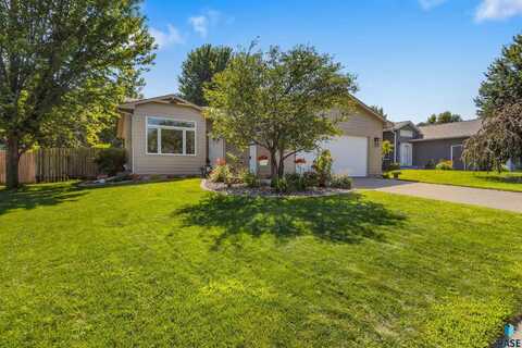 708 S 6th Ave, Brandon, SD 57005