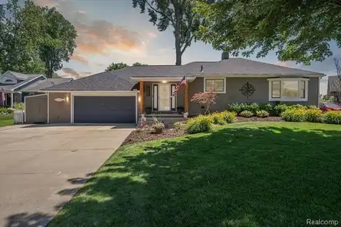 319 Angola Street, Wolverine Lake, MI 48390