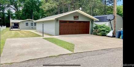 202 McDonald Drive, Houghton Lake, MI 48629