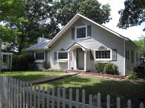 220 E McCarty Street, Edgerton, KS 66021