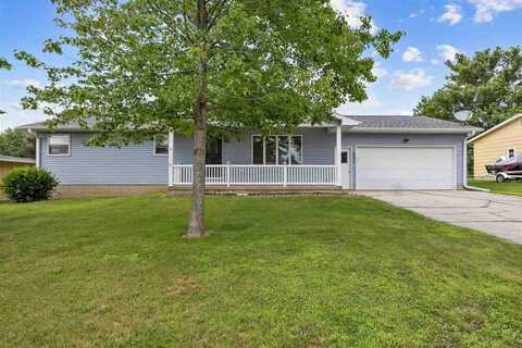 805 W 17th St, Vinton, IA 52349