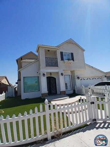 257 Driftwood Dr, El Centro, CA 92243