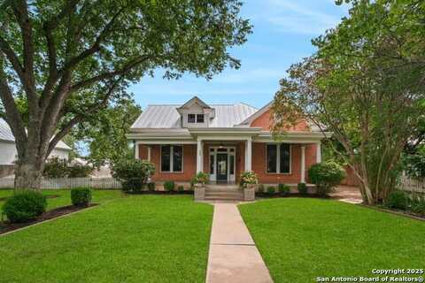 509 W Austin St, Fredericksburg, TX 78624