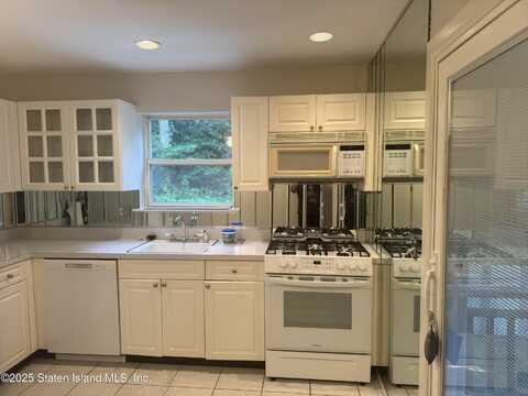 207 Lorraine Loop, Staten Island, NY 10309