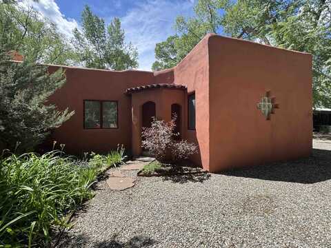 316 Burch St, Taos, NM 87571