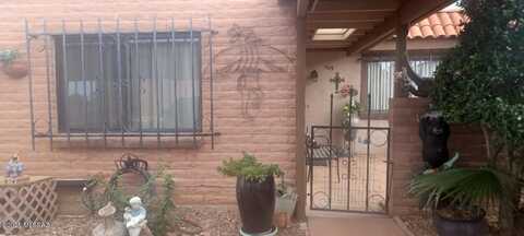 309 W Camino Del Sonador, Green Valley, AZ 85614