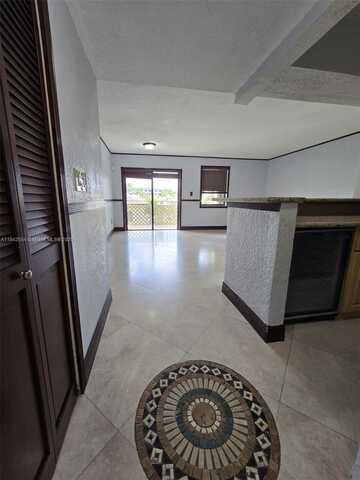 8425 NW 8th St, Miami, FL 33126
