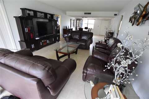 3800 Oaks Clubhouse Dr, Pompano Beach, FL 33069
