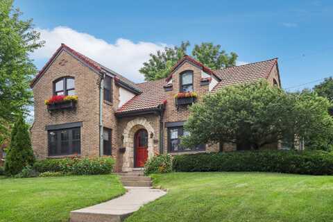 6304 Upper Pkwy, Wauwatosa, WI 53213