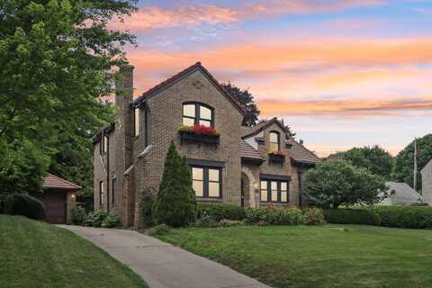 6304 Upper Pkwy, Wauwatosa, WI 53213