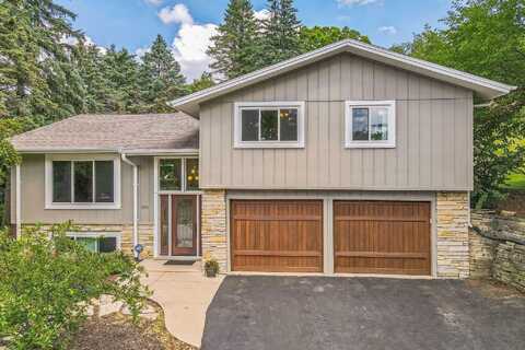 301 Mandan Dr, Waukesha, WI 53188