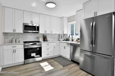 520 East Road, Belford, NJ 07718