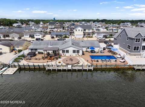 13 Jolly Roger Way, Waretown, NJ 08758