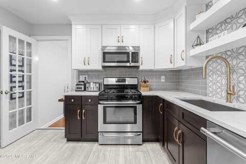 5 Flamingo Drive, Howell, NJ 07731