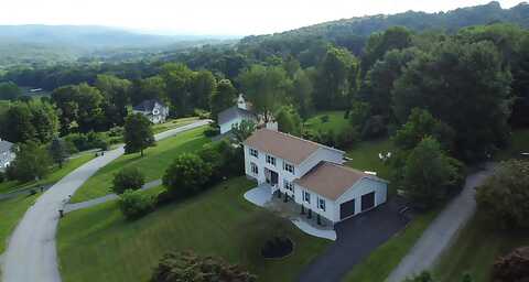 135 Stowe Drive, Poughquag, NY 12570